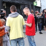 Modlitwa przed koncertem zespołu "Behemot"