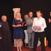 Wyróżnienie dla najlepszego aktora otrzymała Renata Szyba z grupy teatralnej „Stokrotka” ze Specjalnego Ośrodka Szkolno-Wychowawczego nr 1 w Kielcach ( z prawej)
