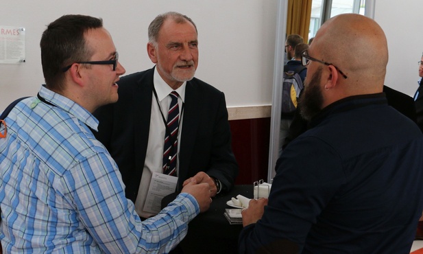 Prof. Jan Duda podczas rozmów w kuluarach. 
