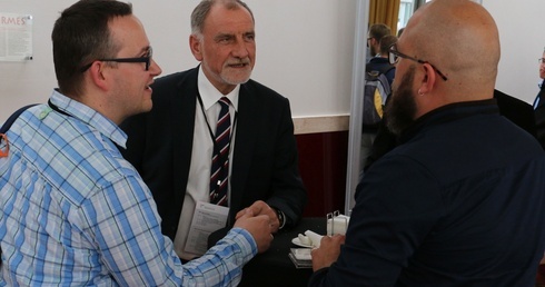 Prof. Jan Duda podczas rozmów w kuluarach. 