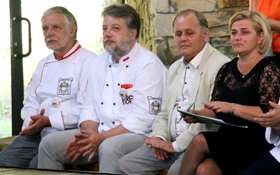(Od lewej) Bracia Mariusz i Tadeusz Fogiel na tegorocznym Święcie Chleba w Muzeum Wsi Radomskiej