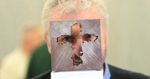 Sztuka z krzyżem na peronie