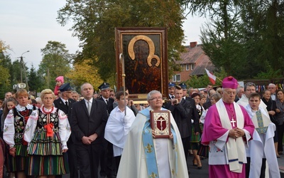 Przybywajacej do parafii Maryi towarzyszyły tłumy wiernych