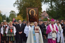 Przybywajacej do parafii Maryi towarzyszyły tłumy wiernych