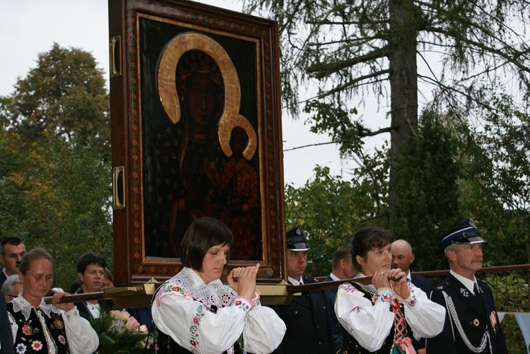 Ikonę Maryi w parafii Sierzchowy niosły m.in. kobiety w strojach regionalnych