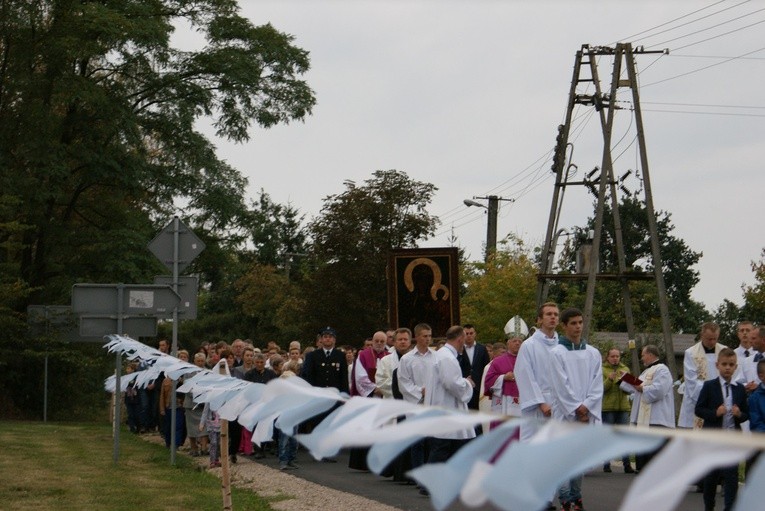 Powitanie ikony MB Częstochowskiej w parafii Sierzchowy