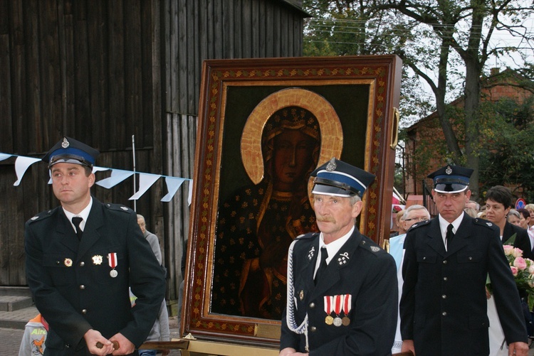 Powitanie ikony MB Częstochowskiej w parafii Sierzchowy