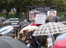 Czarny protest z rozpaczliwą obroną nienarodzonych