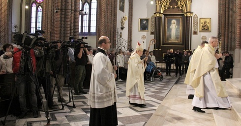 Abp Hoser: Osobistych problemów nie "załatwia się" kosztem życia dziecka