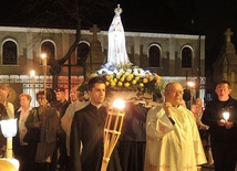 Na swoje ramioa wzięły figure Matki Bożej także rodziny