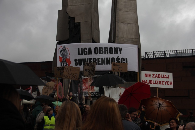 Obrońcy życia modlili się na placu Solidarności