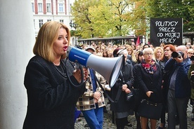 Beata Moskal-Słaniewska wzięła udział w „strajku kobiet”.