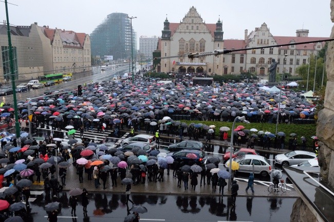 Pięciu policjantów rannych po "czarnym proteście"