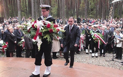 Wieńce u stóp ołtarza składali przedstawiciele wszystkich środowisk Wybrzeża. Byli wśród nich politycy, samorządowcy, reprezentanci służb mundurowych, młodzież i dzieci.