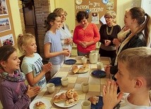 	„O wychowaniu nie trzeba pięknie mówić, żeby wychowywać trzeba pięknie żyć” – ta myśl widnieje na jednej z tablic w świetlicy.