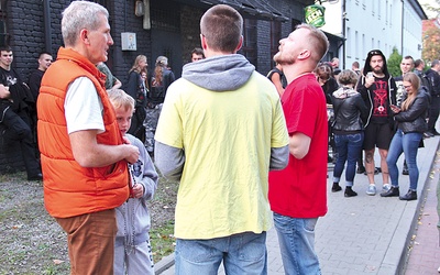 Modlący się na chodniku przed koncertem zespołu Behemot w Katowicach.