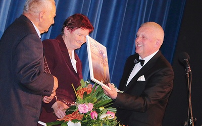 Gratulacje panu Czesławowi i jego żonie Halinie przekazuje Wiesław Śniecikowski.