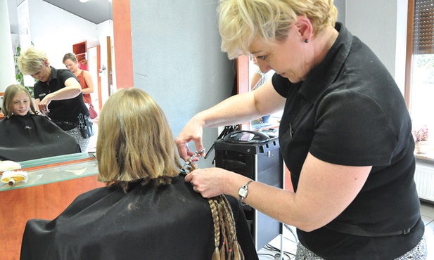 Laura Nossol z Kózek zdecydowała się ściąć włosy. – Będę zapuszczać dalej i znowu przyjdę je oddać – zapowiada.