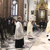 Abp H. Hoser prosił o podjęcie duchowej adopcji: 9-miesięcznej indywidualnej modlitwy za zagrożone życie poczętego dziecka.