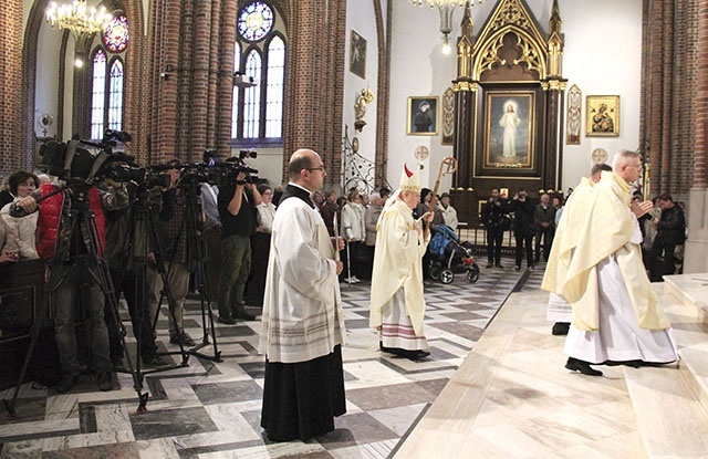 Abp H. Hoser prosił o podjęcie duchowej adopcji: 9-miesięcznej indywidualnej modlitwy za zagrożone życie poczętego dziecka.