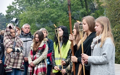 Młodzież jak co roku odprawiła na wałach Drogę Krzyżową.