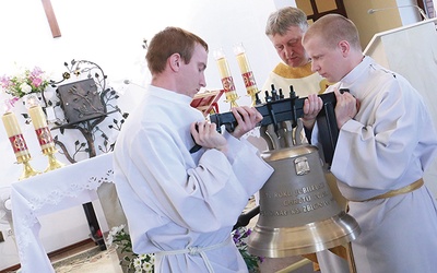 Po poświęceniu dzwon zabrzmiał w kaplicy na niedzielnej  Mszy św. W poniedziałek już był na wieży kościoła.