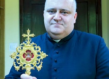 Ks. Stanisław Kurczab z pozyskanymi z Cascii relikwiami św. Rity.