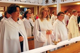 Łucja Grekowicz (w środku) podczas liturgii konsekracji w kościele Matki Boskiej Kochawińskiej w Gliwicach.