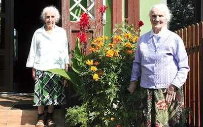 Obie siostry, Maria i Wisia, przed wejściem do swojego domu.