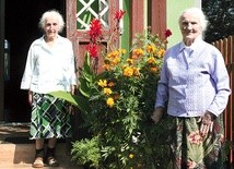 Obie siostry, Maria i Wisia, przed wejściem do swojego domu.