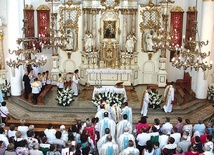 Maryjna ikona jest umieszczona w głównym ołtarzu kościoła parafialnego w Tokarni.