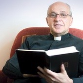 – W Kościele mamy czytane teksty, wyjaśniane podczas homilii. Ale wiele osób czyta Biblię też w domu i dochodzi do wniosku,  że nie wszystko jest  takie jasne – mówi ks. Żywica.