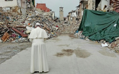 Papież na terenach dotkniętych trzęsieniem ziemi