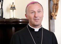 Bp. Marek Solarczyk ma bardzo dobry kontakt z młodzieżą i nadal uczy religii w jednym z warszawskich liceów