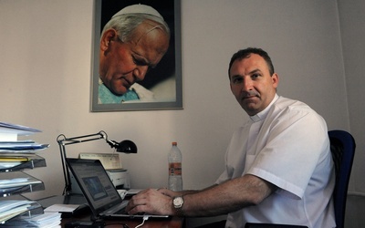 Ks. Dariusz Kowalczyk w biurze Fundacji Dzieło Nowego Tysiąclecia w Warszawie