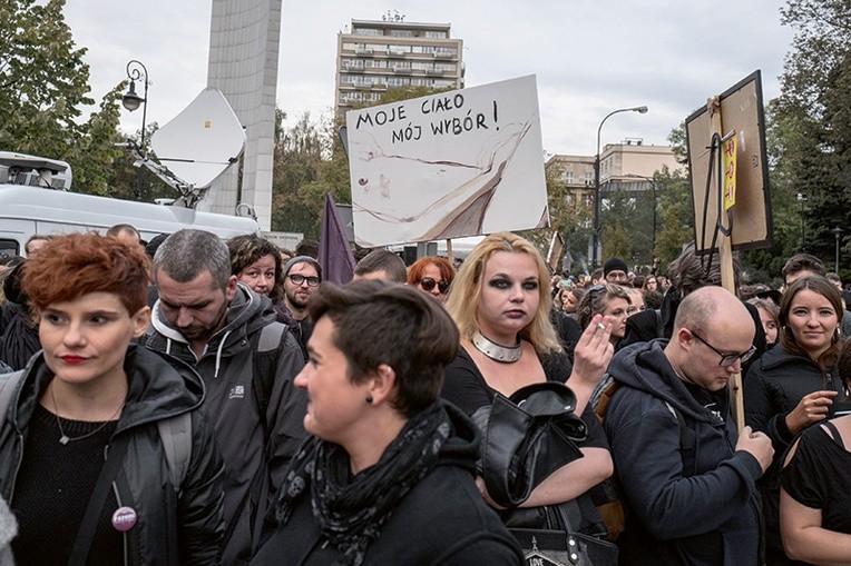 Czarny protest, czyli manifestacja w obronie prawa do uśmiercania dzieci w łonach matek.