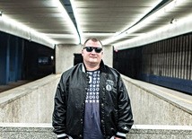 Łukasz Bęś „Bęsiu” – jeden z najlepszych raperów rodzimej sceny chrześcijańskiej.  Ojciec dwojga dzieci,  mieszka w Warszawie.