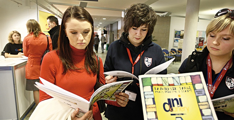 Indywidualni studenci bezpośrednio nie mogą starać się o dofinansowanie z Funduszy Europejskich swoich studiów. Mogą natomiast korzystać z propozycji, jakie dzięki unijnym środkom oferuje im uczelnia.