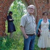 Dawid Ogrodnik w roli Tomka (w głębi), Aleksandra Konieczna i Andrzej Seweryn jako Zofia i Zdzisław Beksińscy.