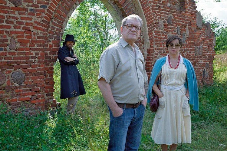 Dawid Ogrodnik w roli Tomka (w głębi), Aleksandra Konieczna i Andrzej Seweryn jako Zofia i Zdzisław Beksińscy.