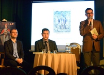 W promocji książki wzięli udział (od lewej): Maciej Jaworski z Muzeum Historii Polski, historyk Dariusz Kupisz oraz Jakub Mitek z Resursy Obywatelskiej