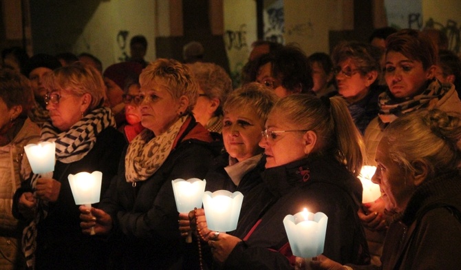 Modlitwą otaczają Głogów