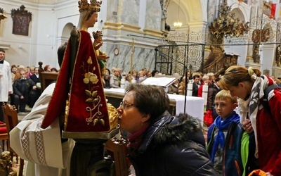 Zaglądać przez Maryi ramię