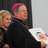 Podziękowania wręczał bp Henryk Tomasik. Obok Ilona Jaroszek