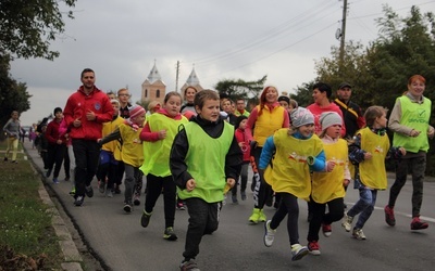 W Biegu Papieskim ulicami Łowicza wzięli udział zarówno młodzi, jak i starsi biegacze