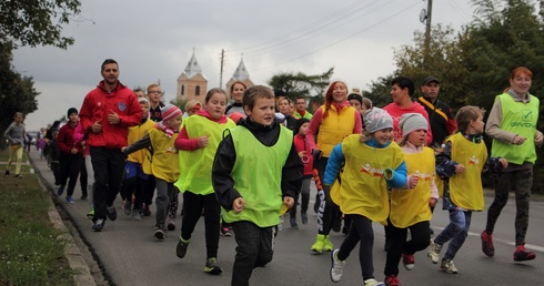 W Biegu Papieskim ulicami Łowicza wzięli udział zarówno młodzi, jak i starsi biegacze