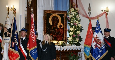 Poczty sztandarowe z OSP i szkoły w Budziszewicach asystowały ikonie Maryi podczas całej Mszy św. 