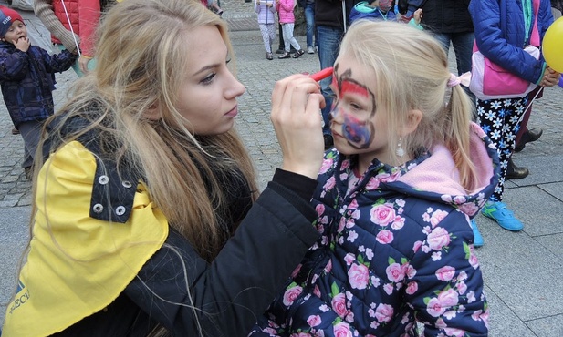 Malowanie twarzy - jedna z wielu atrakcji przygotowanych przez stypendystów na bielskim Rynku