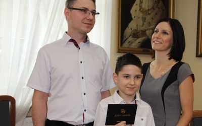 Kamil wraz z rodzicami uroczyście odebrał swój pierwszy studencki indeks. 