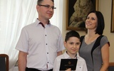 Kamil wraz z rodzicami uroczyście odebrał swój pierwszy studencki indeks. 
